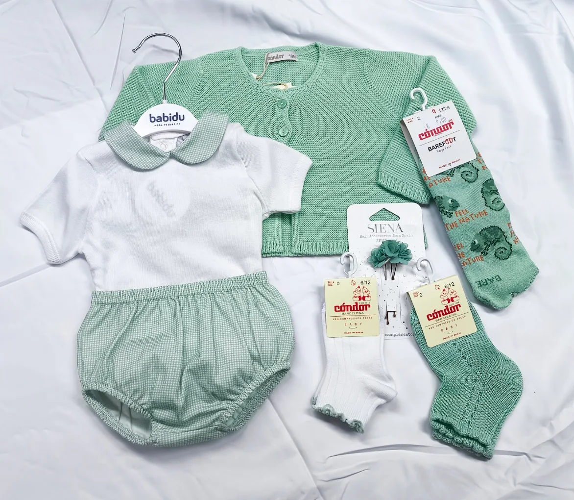 Conxunto de bebé en verde suave