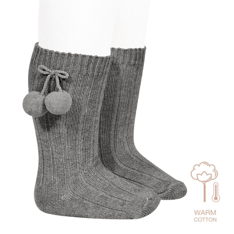Calcetines altos de canalé con borlas · Cóndor